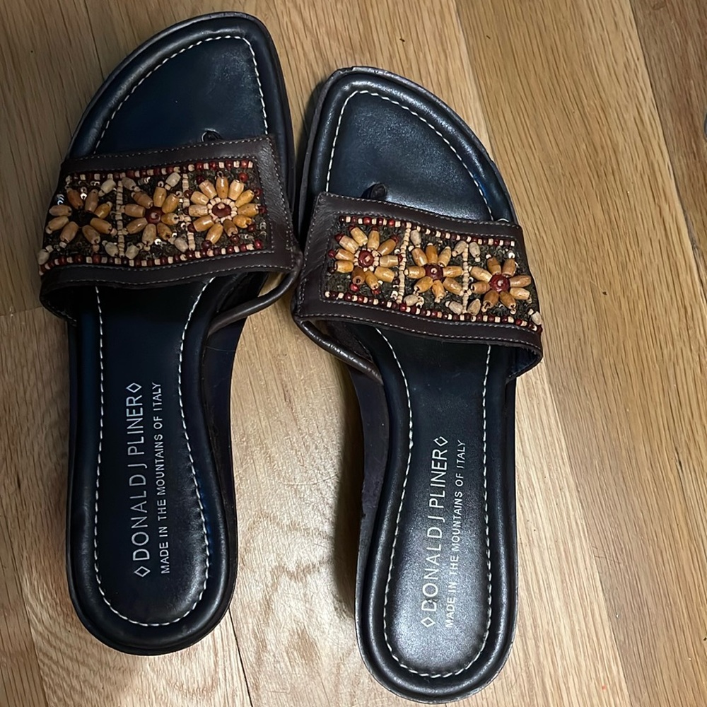 Donald J Pliner cute  brown leather summer flats with detail